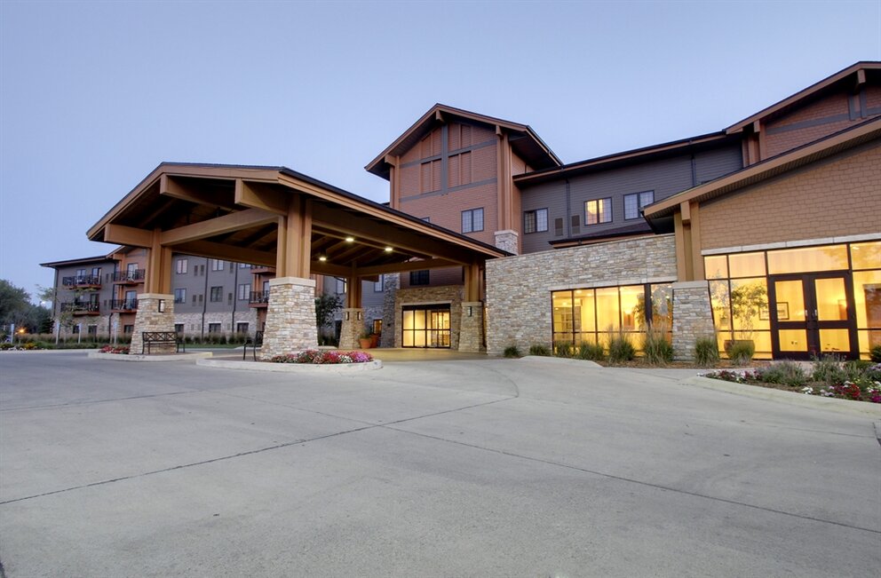 Evenings Exterior at King's Pointe Resort