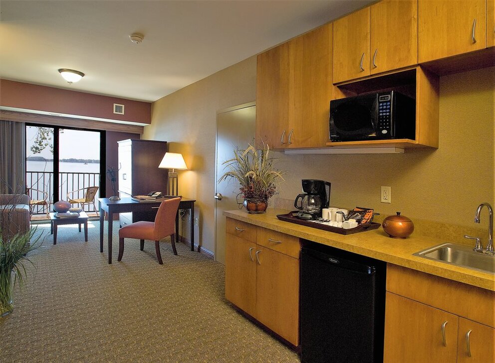 Luxurious Rooms & Suites at King's Pointe Resort