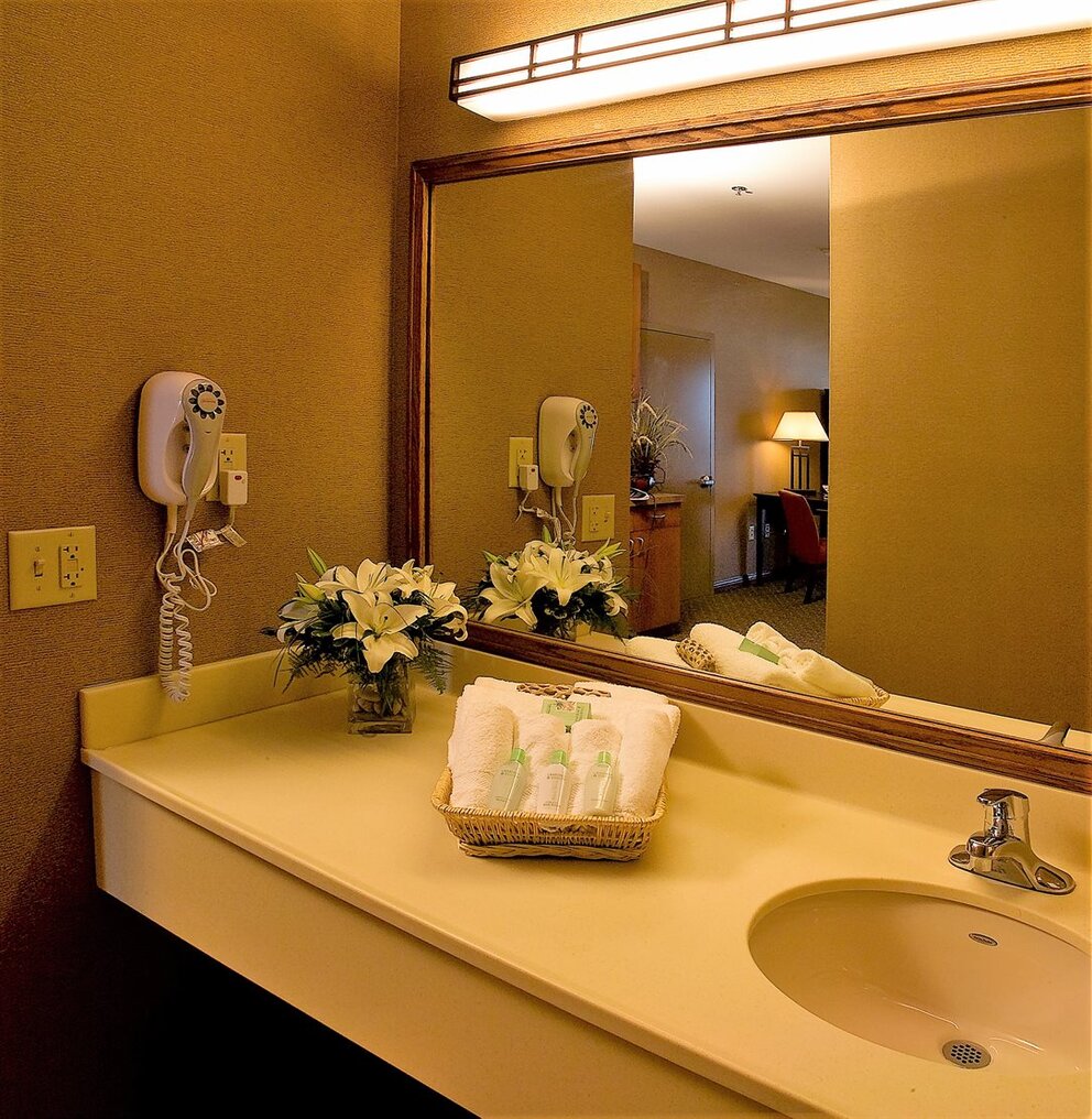 Luxurious Rooms & Suites at King's Pointe Resort