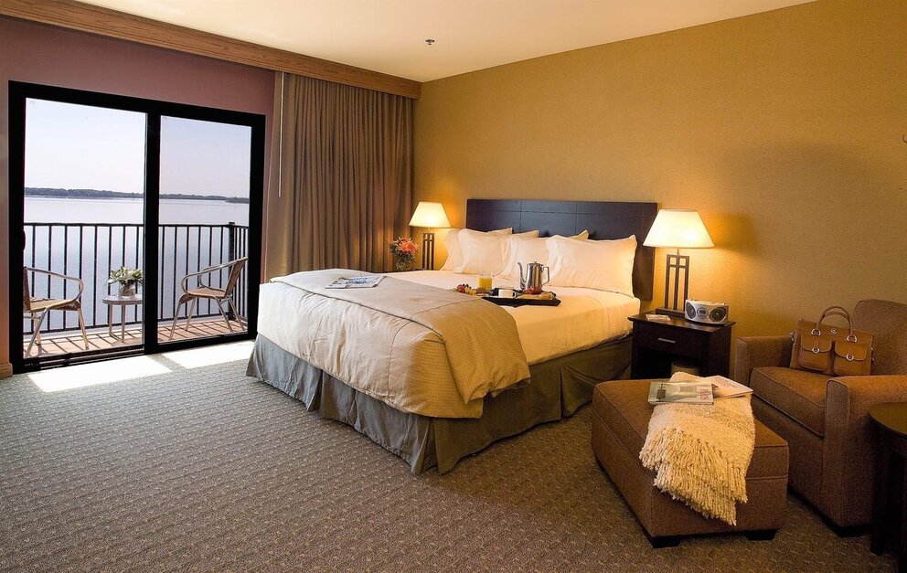Luxurious Rooms & Suites at King's Pointe Resort