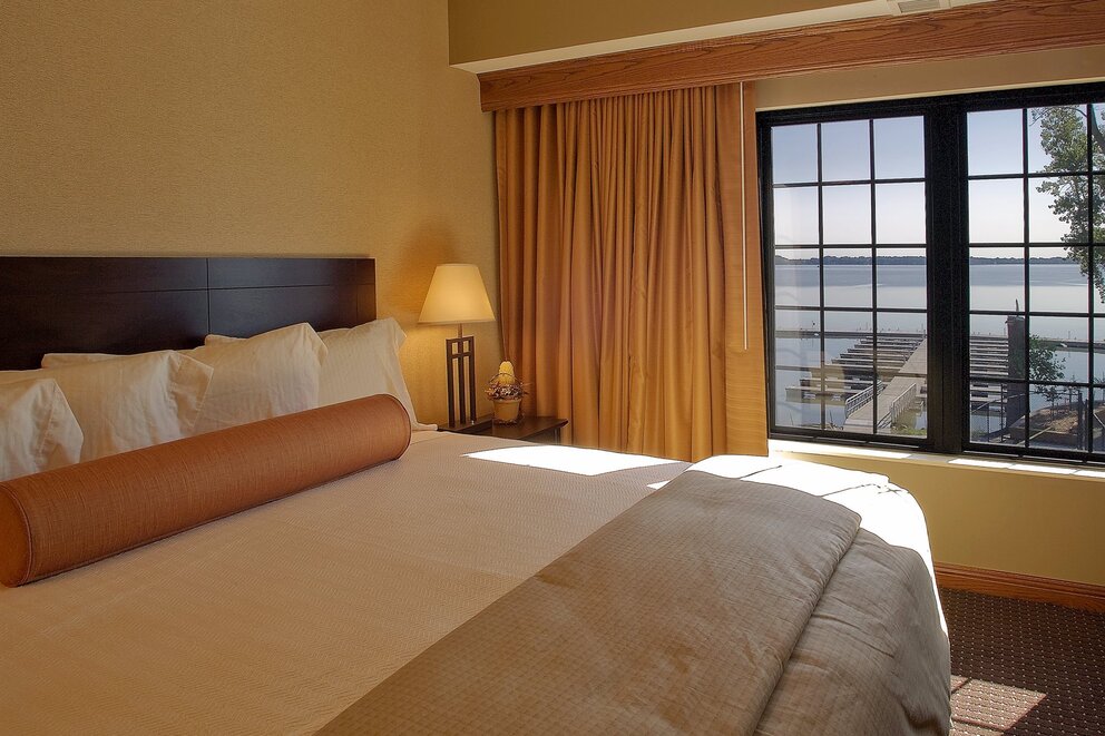 Luxurious Rooms & Suites at King's Pointe Resort