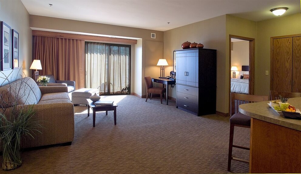Luxurious Rooms & Suites at King's Pointe Resort